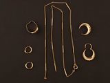 une collection de bijoux en or sur fond noir