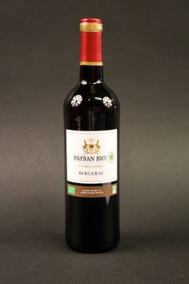 une bouteille de vin posée sur une table