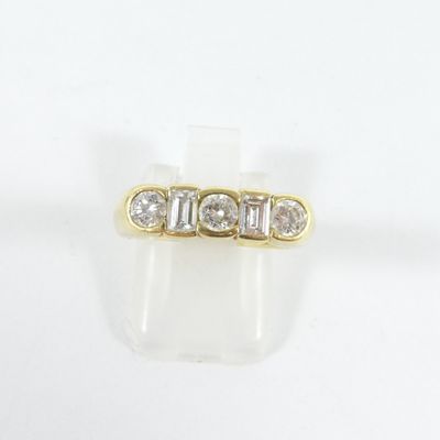 gros plan d'une bague en or ornée de trois diamants