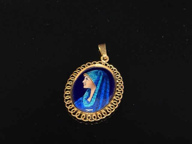 Pendentif ovale or 18 carats 750 millièmes à décor d’un émail Lim...