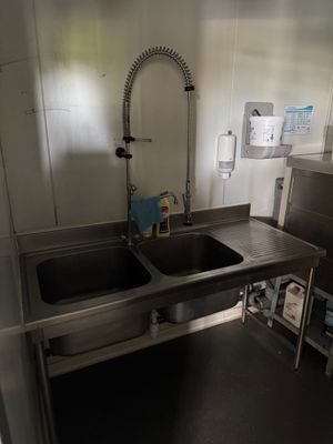 une cuisine avec un évier et un comptoir