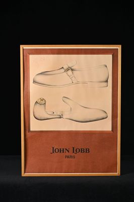 une image représentant une photo d'une paire de chaussures posée sur une table