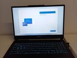 un ordinateur portable posé sur un bureau avec une souris