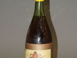 une bouteille de vin posée sur une table