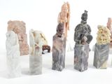 de nombreuses statues posées sur une surface blanche