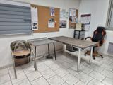 un bureau avec une chaise et une chaise dans une pièce