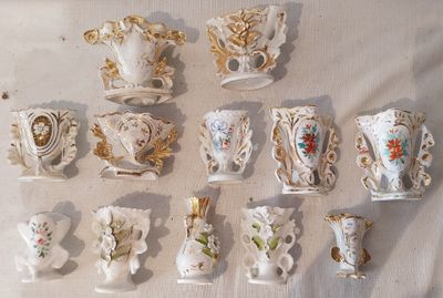 de nombreux vases posés sur une table
