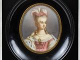 portrait d'une femme en robe rose avec un nœud rose