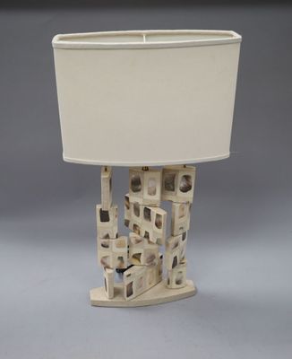 une lampe blanche posée sur une table