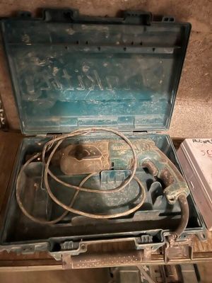 1 perforateur MAKITA - VENDU SUR DESIGNATION A COURTRY (77)