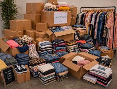 un gros tas de vêtements et de cartons dans une pièce