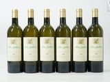 six bouteilles de vin sont alignées sur une table