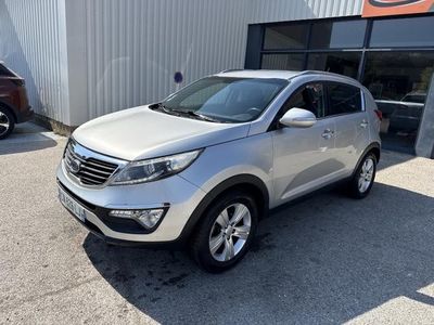 un SUV argenté garé devant un bâtiment