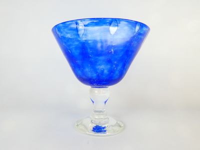 Grande coupe en verre souflé et bullé bleu.