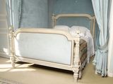un lit à la structure blanche dans une chambre aux murs bleus