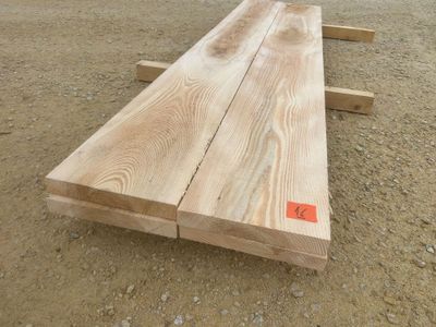deux morceaux de bois qui traînent par terre