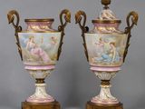 paire de vases anciens ornés de scènes peintes, posés sur des socles en bois