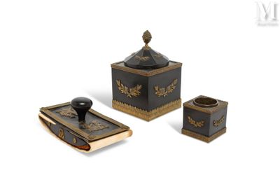 trois objets noirs et dorés sur la photo