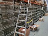 une échelle appuyée contre un mur dans un entrepôt
