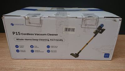 le carton d'un aspirateur sans fil est posé sur une table