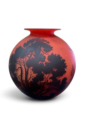 un vase rouge orné d'un motif noir et rouge