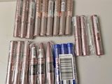 plein de rouges à lèvres et un tube de mascara sur la table