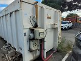 des véhicules garés sur un parking à côté d'un utilitaire blanc