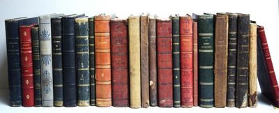 beaucoup de livres empilés les uns sur les autres sur une étagère