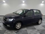 la photo d'une voiture bleue garée dans un garage