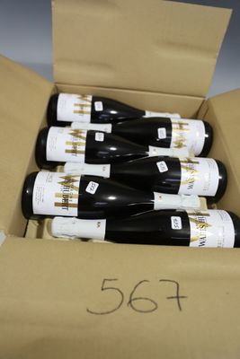 six bouteilles de vin se trouvent dans une boîte en carton sur laquelle est apposée une étiquette de prix