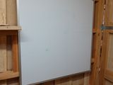 un tableau blanc dans un coin de la pièce