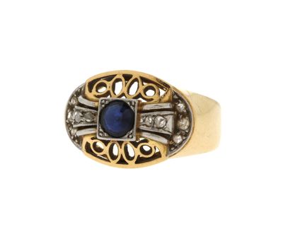 gros plan d'une bague avec une pierre bleue entourée de diamants