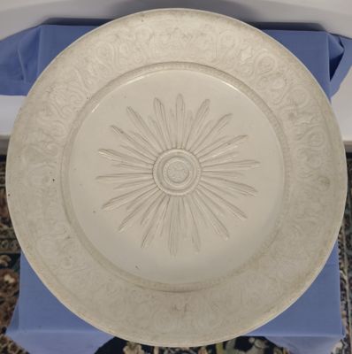 une assiette blanche ornée d'un motif floral