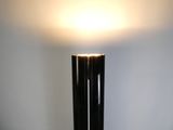 une lampe posée sur une table dans une pièce
