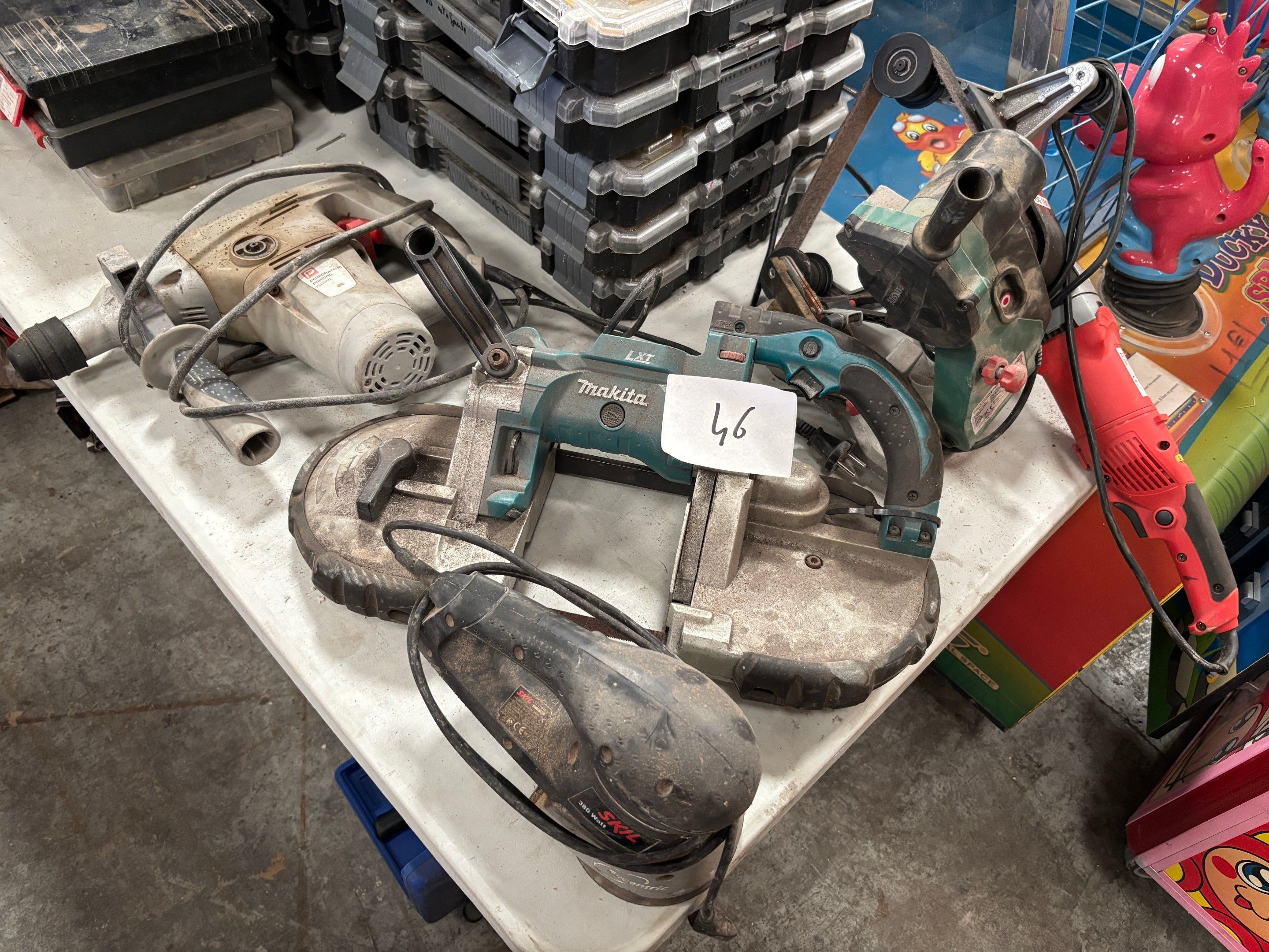 Lot comprenant : Ponceuse HOLZMANN RSG760 Affûteuse à chaînes PARKSIDE Scie MAKITA LXT Ponceuse SKIL Perforateur PRH ...