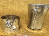 une coupe en argent et une autre coupe en argent posées sur une table