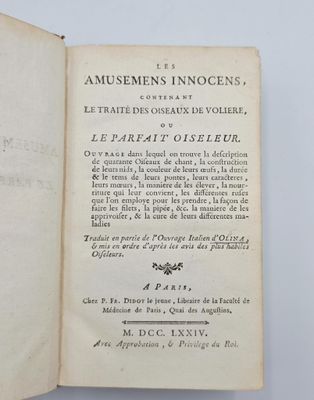 un livre ouvert avec un titre en noir et blanc