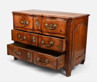 Commode à façade arbalète en noyer sculpté, ouvrant par quat… (photo 4)