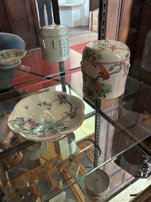 une vitrine en verre sur laquelle sont posés un bol et un autre bol