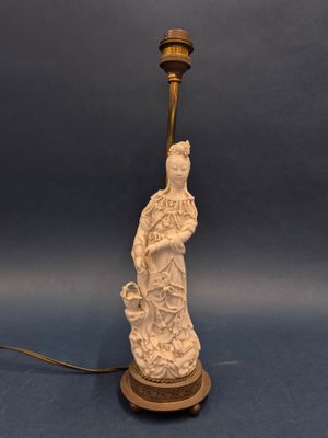 CHINE XXe siècle Guanyin en porcelaine blanche émaillée, sur…
