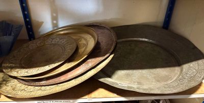 beaucoup d'assiettes sur une étagère dans une pièce