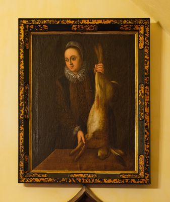 un tableau représentant une femme tenant un canard, accroché au mur