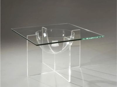 une table en verre sur laquelle est posé un sac