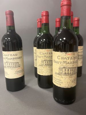 trois bouteilles de vin rouge sont alignées sur une table