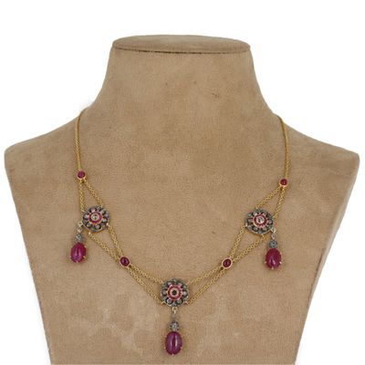 gros plan d'un collier sur un mannequin mannequin