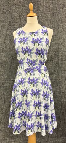 CACHAREL Paris – Jolie Robe en coton à motifs d’Iris, sans manche...