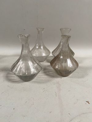 trois vases en verre posés sur une table