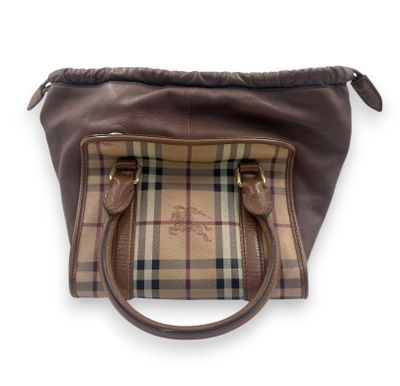 un sac à main marron avec une anse marron et un motif à carreaux