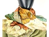 une tête de mannequin avec un foulard autour du cou