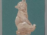 tableau représentant un ours assis sur ses pattes arrière sur un fond bleu